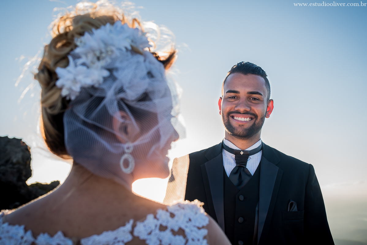 estudio oliver, fotos serra da piedade, fotografo de casamento, fotografo em bh, fotografia criativa, vestido de noiva, terno de noivo, vestido bonito, vestido de noiva moderno, buque colorido, buque rosa, fotos externas, pos casamento, pos wedding, bride