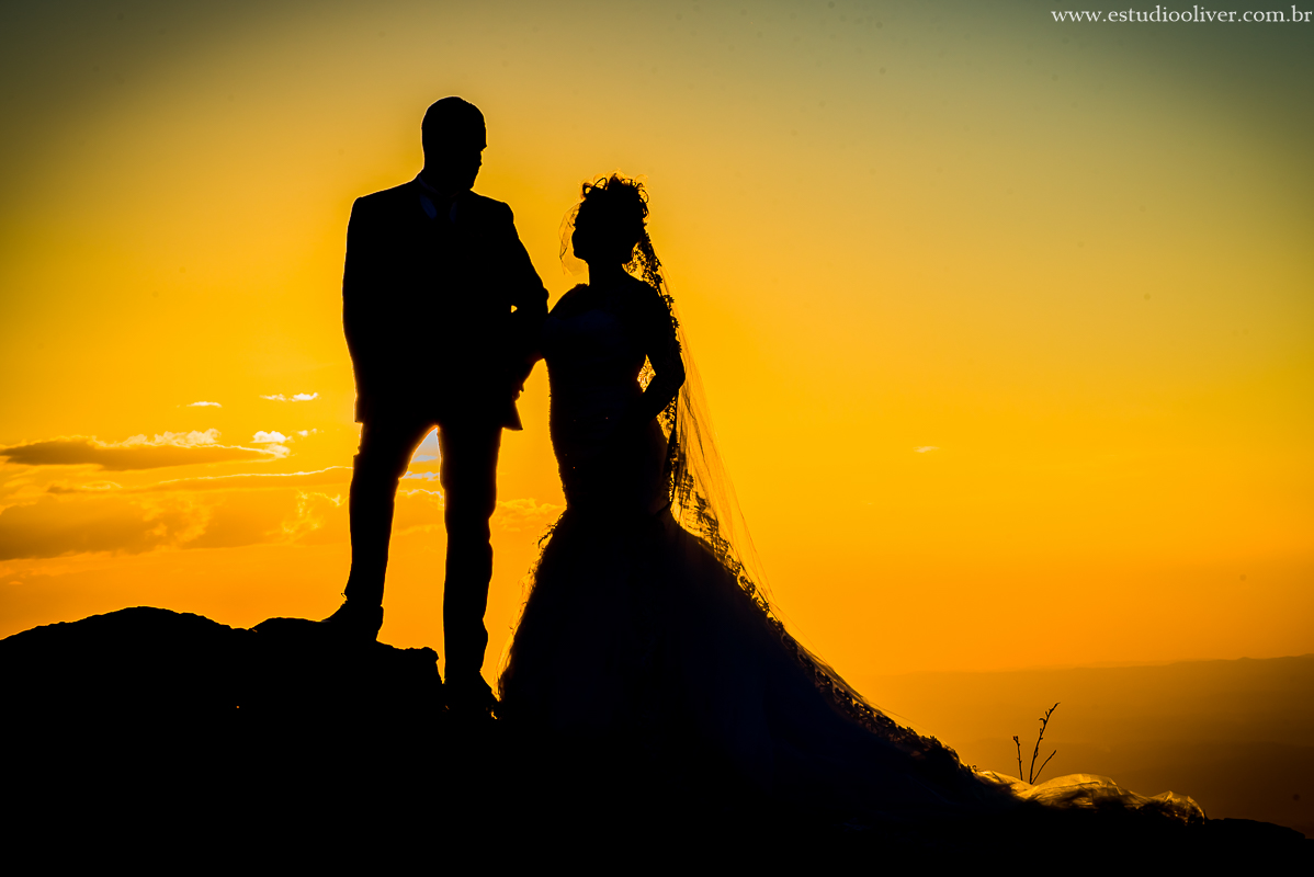 estudio oliver, fotos serra da piedade, fotografo de casamento, fotografo em bh, fotografia criativa, vestido de noiva, terno de noivo, vestido bonito, vestido de noiva moderno, buque colorido, buque rosa, fotos externas, pos casamento, pos wedding, bride