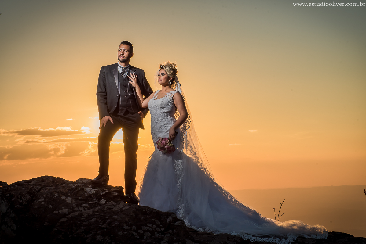 estudio oliver, fotos serra da piedade, fotografo de casamento, fotografo em bh, fotografia criativa, vestido de noiva, terno de noivo, vestido bonito, vestido de noiva moderno, buque colorido, buque rosa, fotos externas, pos casamento, pos wedding, bride