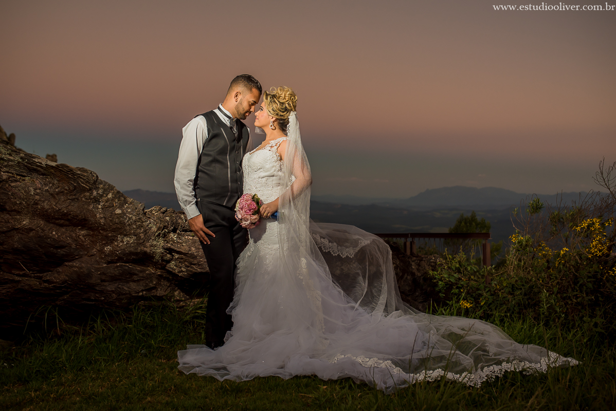 estudio oliver, fotos serra da piedade, fotografo de casamento, fotografo em bh, fotografia criativa, vestido de noiva, terno de noivo, vestido bonito, vestido de noiva moderno, buque colorido, buque rosa, fotos externas, pos casamento, pos wedding, bride
