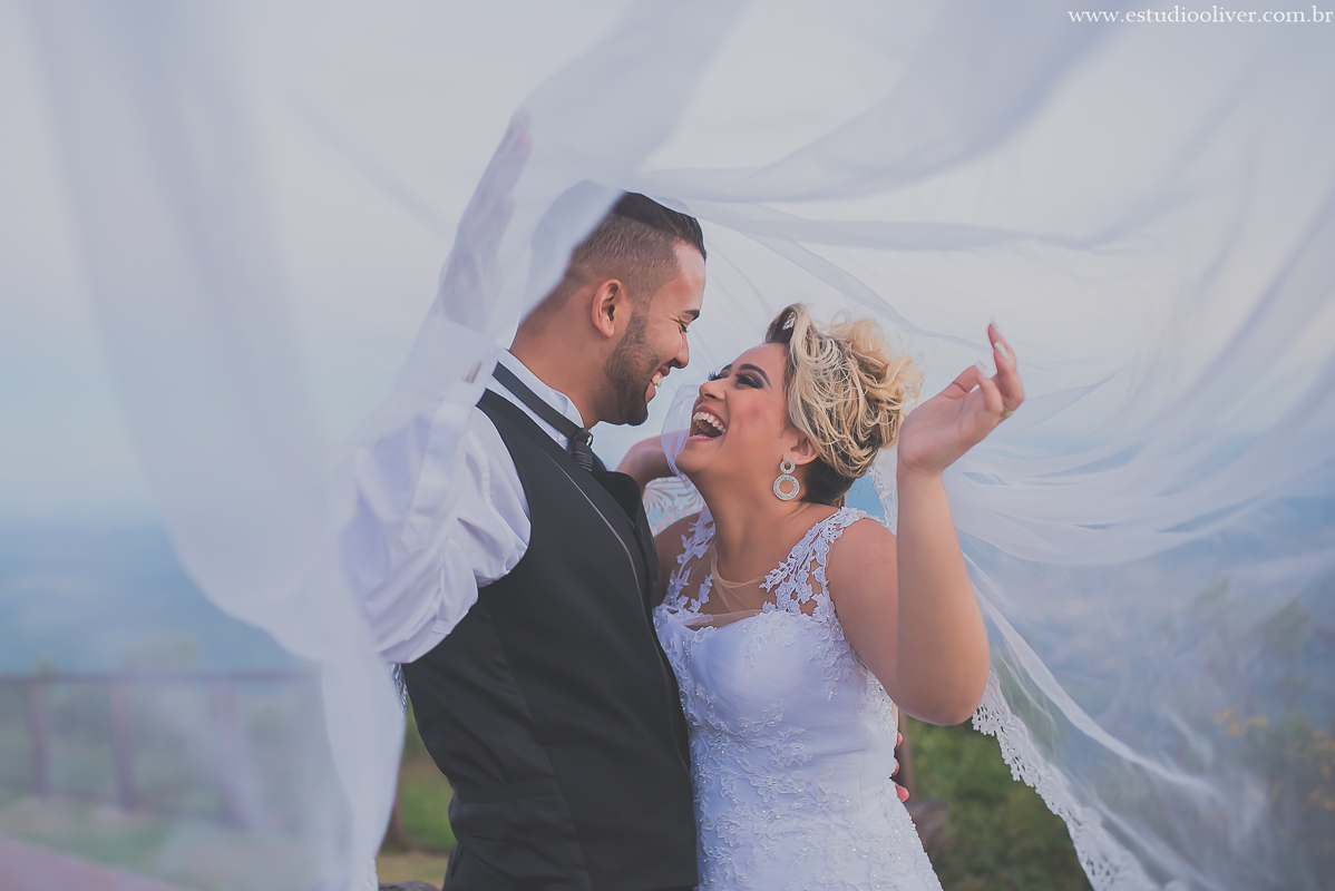 estudio oliver, fotos serra da piedade, fotografo de casamento, fotografo em bh, fotografia criativa, vestido de noiva, terno de noivo, vestido bonito, vestido de noiva moderno, buque colorido, buque rosa, fotos externas, pos casamento, pos wedding, bride
