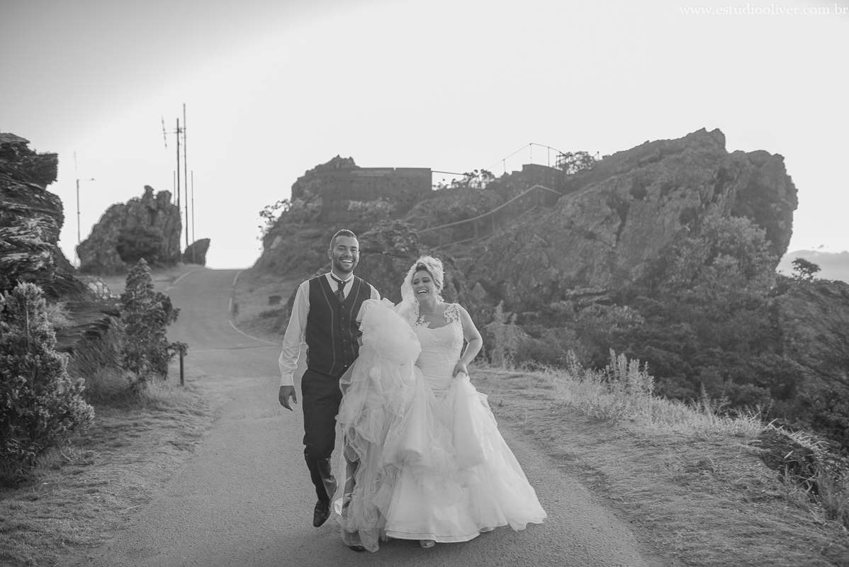 estudio oliver, fotos serra da piedade, fotografo de casamento, fotografo em bh, fotografia criativa, vestido de noiva, terno de noivo, vestido bonito, vestido de noiva moderno, buque colorido, buque rosa, fotos externas, pos casamento, pos wedding, bride