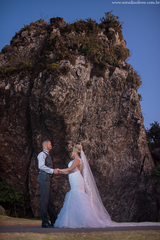 estudio oliver, fotos serra da piedade, fotografo de casamento, fotografo em bh, fotografia criativa, vestido de noiva, terno de noivo, vestido bonito, vestido de noiva moderno, buque colorido, buque rosa, fotos externas, pos casamento, pos wedding, bride