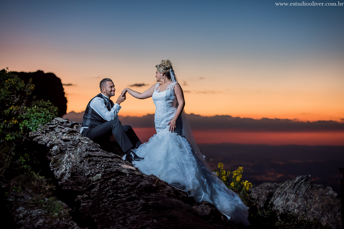 estudio oliver, fotos serra da piedade, fotografo de casamento, fotografo em bh, fotografia criativa, vestido de noiva, terno de noivo, vestido bonito, vestido de noiva moderno, buque colorido, buque rosa, fotos externas, pos casamento, pos wedding, bride