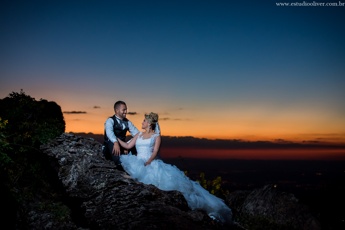 estudio oliver, fotos serra da piedade, fotografo de casamento, fotografo em bh, fotografia criativa, vestido de noiva, terno de noivo, vestido bonito, vestido de noiva moderno, buque colorido, buque rosa, fotos externas, pos casamento, pos wedding, bride