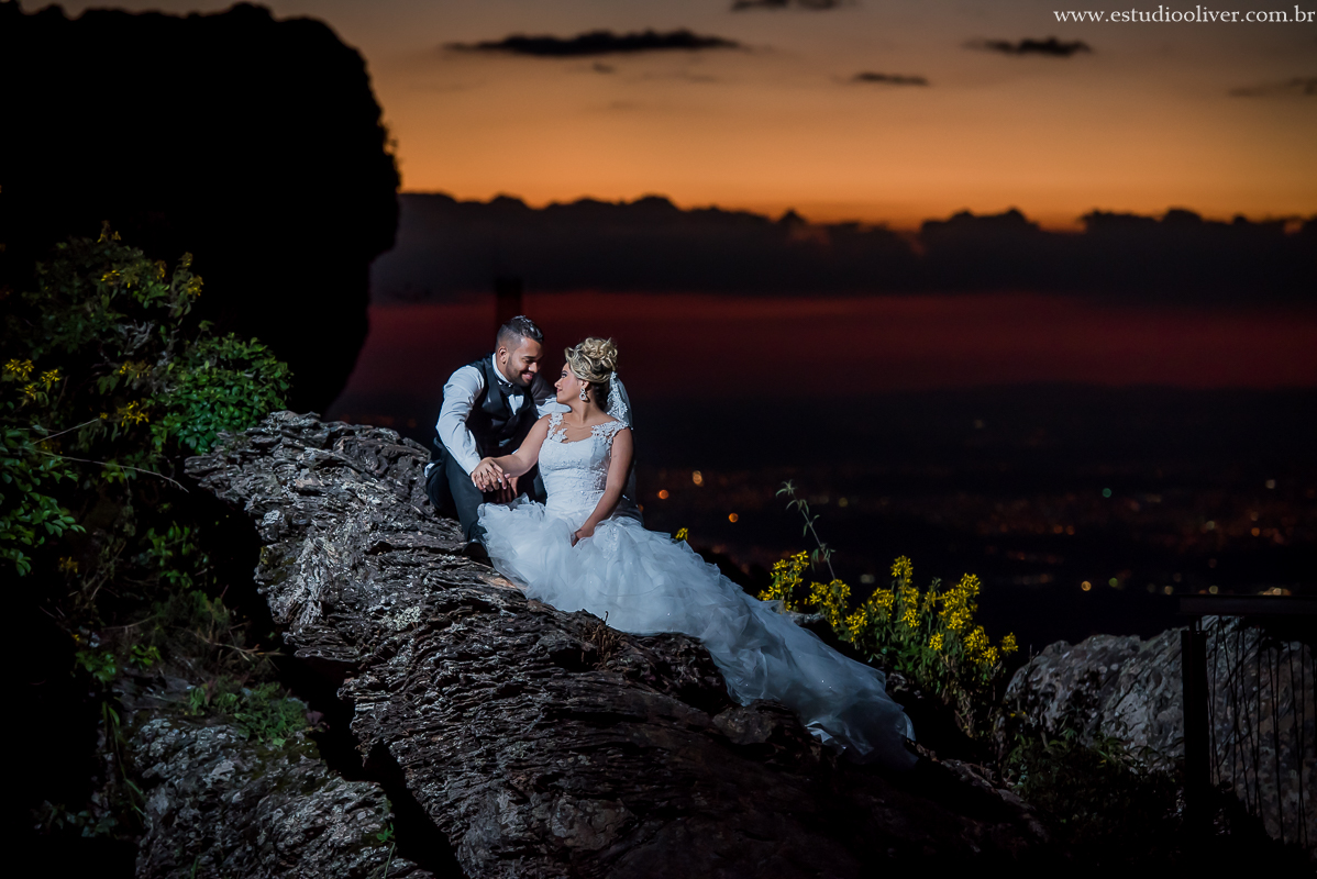 estudio oliver, fotos serra da piedade, fotografo de casamento, fotografo em bh, fotografia criativa, vestido de noiva, terno de noivo, vestido bonito, vestido de noiva moderno, buque colorido, buque rosa, fotos externas, pos casamento, pos wedding, bride
