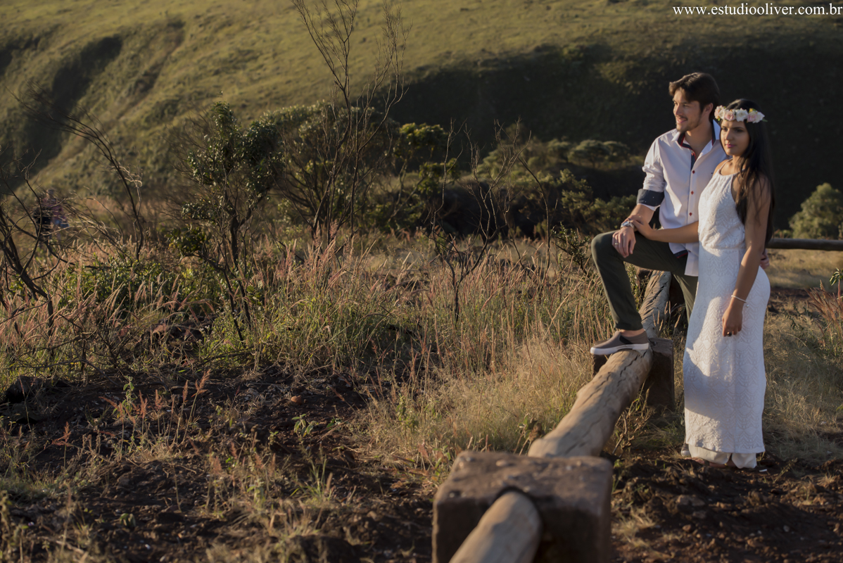 pre wedding, wedding, pre casamento, fotos de pre casamento, fotos de pre wedding, fotos de casamento na cidade Nova lima , casamento em nova lima , fotos românticas,  fotos despojadas, fotos de casal, fotos em topo do mundo, sessão fotogr&aa