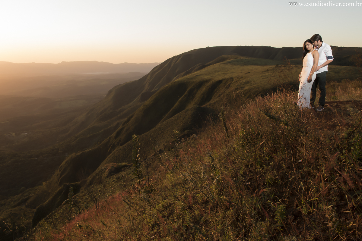 pre wedding, wedding, pre casamento, fotos de pre casamento, fotos de pre wedding, fotos de casamento na cidade Nova lima , casamento em nova lima , fotos românticas,  fotos despojadas, fotos de casal, fotos em topo do mundo, sessão fotogr&aa