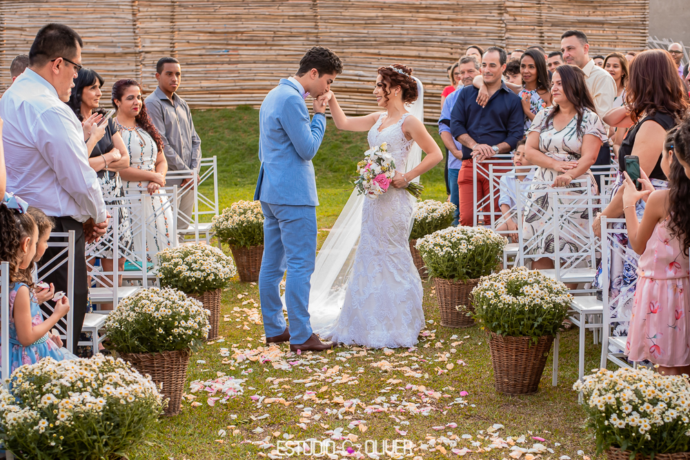 TERNO AZUL. MAKING OFF DO NOIVO, NOIVO , TERNO DE NOIVO, TERNO AZUL PARA NOIVO, TERNO CASAMENTO AO AR LIVRE, TERNO PARA CASAMENTO EM SITIO, GRAVATA BORBOLETA , NOIVO COM GRAVATA BORBOLETA