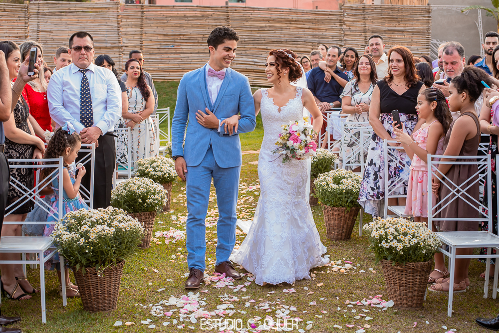 TERNO AZUL. MAKING OFF DO NOIVO, NOIVO , TERNO DE NOIVO, TERNO AZUL PARA NOIVO, TERNO CASAMENTO AO AR LIVRE, TERNO PARA CASAMENTO EM SITIO, GRAVATA BORBOLETA , NOIVO COM GRAVATA BORBOLETA, ESTANCIA DA LAGOA, ESTUDIO OLIVER, FOTOGRAFO DE CASAMENTO, FOTOGRA