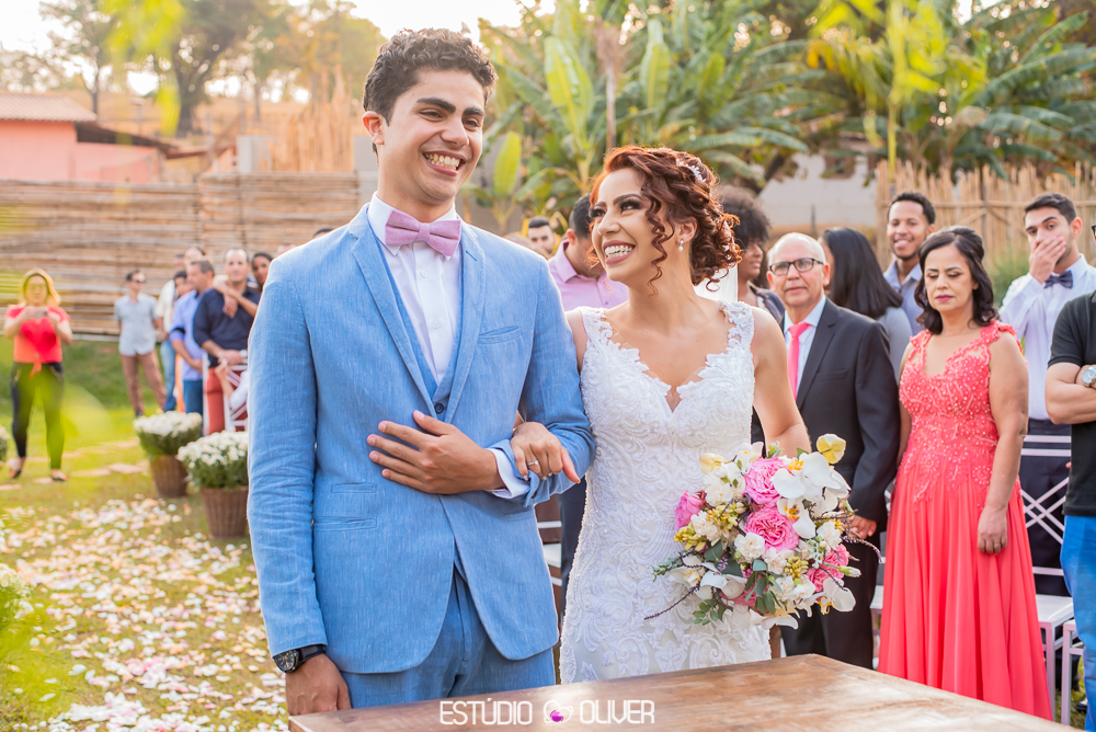 TERNO AZUL. MAKING OFF DO NOIVO, NOIVO , TERNO DE NOIVO, TERNO AZUL PARA NOIVO, TERNO CASAMENTO AO AR LIVRE, TERNO PARA CASAMENTO EM SITIO, GRAVATA BORBOLETA , NOIVO COM GRAVATA BORBOLETA, VESTIDO DE NOIVA, ESTANCIA DA LAGOA, ESTUDIO OLIVER, FOTOGRAFO DE