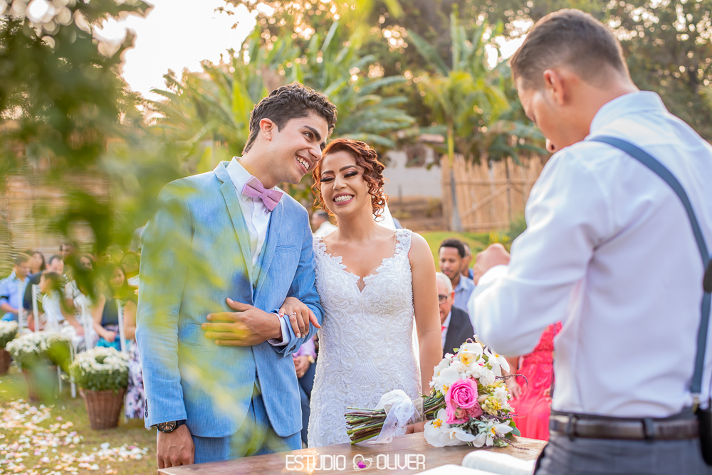 TERNO AZUL. MAKING OFF DO NOIVO, NOIVO , TERNO DE NOIVO, TERNO AZUL PARA NOIVO, TERNO CASAMENTO AO AR LIVRE, TERNO PARA CASAMENTO EM SITIO, GRAVATA BORBOLETA , NOIVO COM GRAVATA BORBOLETA, ESTANCIA DA LAGOA, ESTUDIO OLIVER, FOTOGRAFO DE CASAMENTO, FOTOGRA