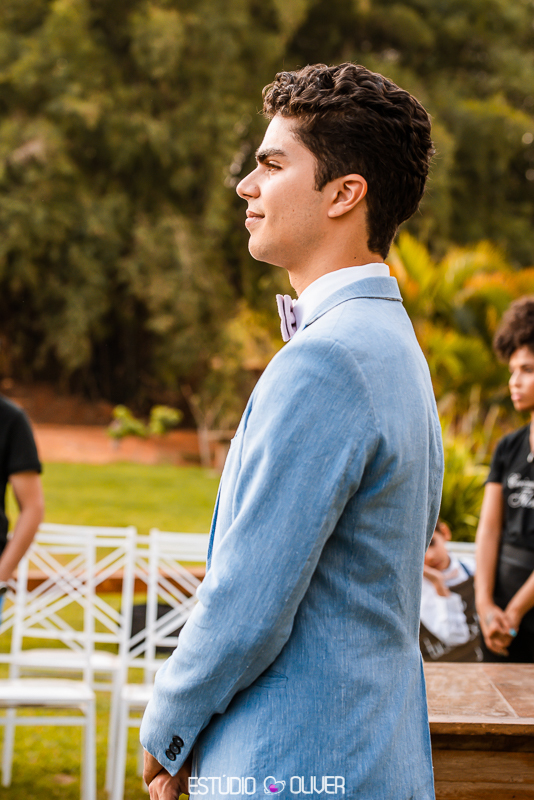 TERNO AZUL. MAKING OFF DO NOIVO, NOIVO , TERNO DE NOIVO, TERNO AZUL PARA NOIVO, TERNO CASAMENTO AO AR LIVRE, TERNO PARA CASAMENTO EM SITIO, GRAVATA BORBOLETA , NOIVO COM GRAVATA BORBOLETA, ESTANCIA DA LAGOA, ESTUDIO OLIVER, FOTOGRAFO DE CASAMENTO, FOTOGRA