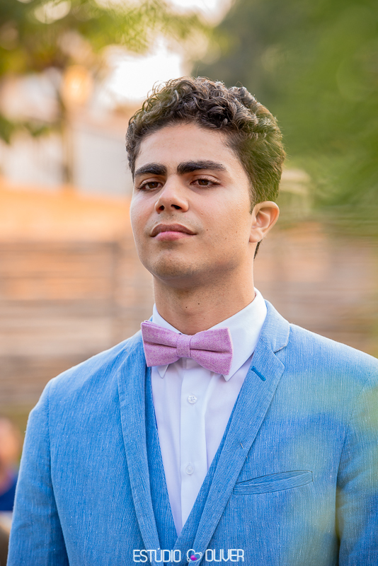 TERNO AZUL. MAKING OFF DO NOIVO, NOIVO , TERNO DE NOIVO, TERNO AZUL PARA NOIVO, TERNO CASAMENTO AO AR LIVRE, TERNO PARA CASAMENTO EM SITIO, GRAVATA BORBOLETA , NOIVO COM GRAVATA BORBOLETA, ESTANCIA DA LAGOA, ESTUDIO OLIVER, FOTOGRAFO DE CASAMENTO, FOTOGRA