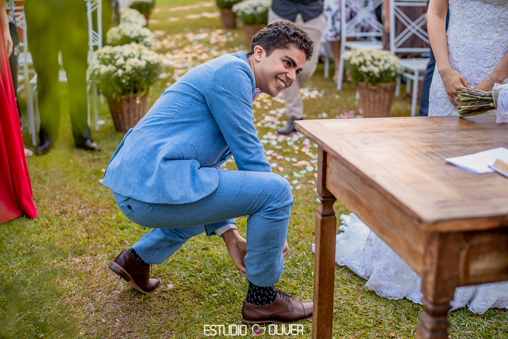 TERNO AZUL. MAKING OFF DO NOIVO, NOIVO , TERNO DE NOIVO, TERNO AZUL PARA NOIVO, TERNO CASAMENTO AO AR LIVRE, TERNO PARA CASAMENTO EM SITIO, GRAVATA BORBOLETA , NOIVO COM GRAVATA BORBOLETA