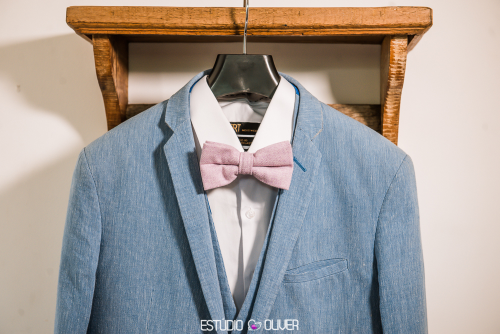 TERNO AZUL. MAKING OFF DO NOIVO, NOIVO , TERNO DE NOIVO, TERNO AZUL PARA NOIVO, TERNO CASAMENTO AO AR LIVRE, TERNO PARA CASAMENTO EM SITIO