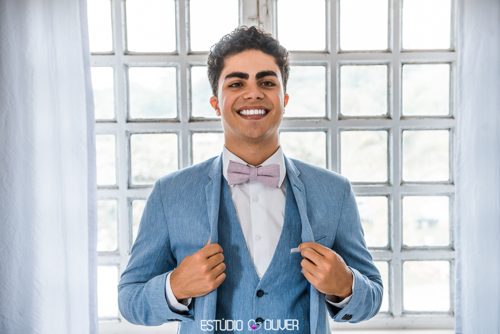 TERNO AZUL. MAKING OFF DO NOIVO, NOIVO , TERNO DE NOIVO, TERNO AZUL PARA NOIVO, TERNO CASAMENTO AO AR LIVRE, TERNO PARA CASAMENTO EM SITIO