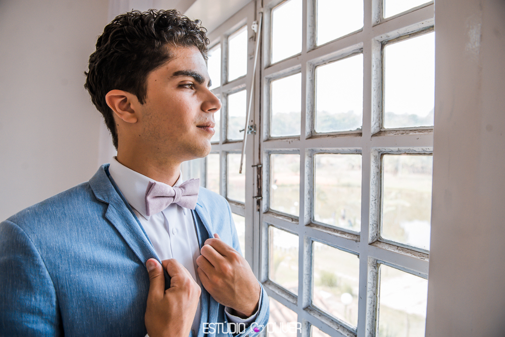 TERNO AZUL. MAKING OFF DO NOIVO, NOIVO , TERNO DE NOIVO, TERNO AZUL PARA NOIVO, TERNO CASAMENTO AO AR LIVRE, TERNO PARA CASAMENTO EM SITIO, GRAVATA BORBOLETA , NOIVO COM GRAVATA BORBOLETTA