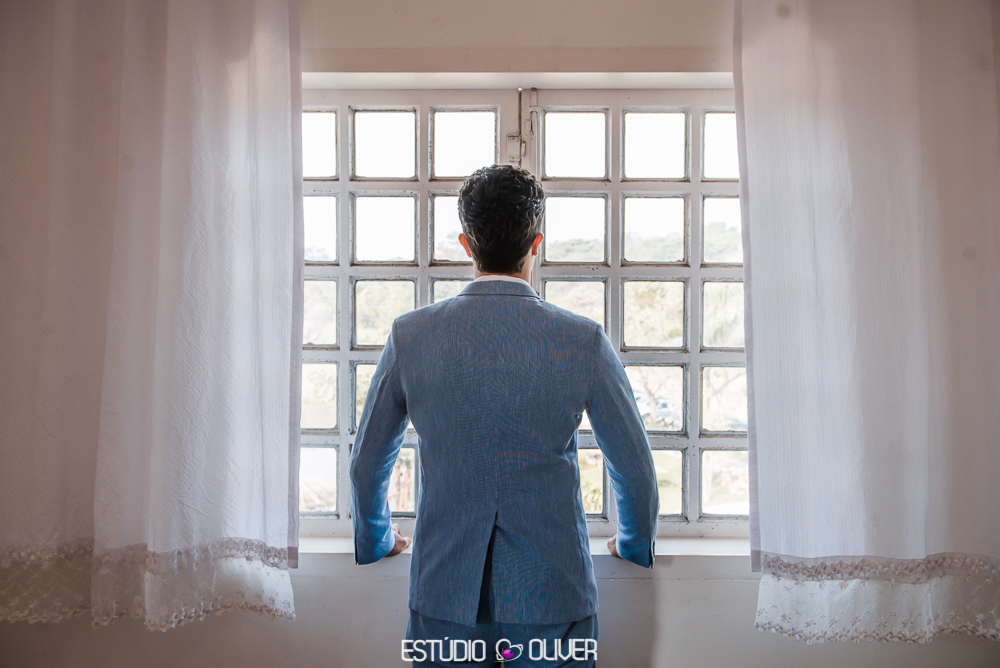 TERNO AZUL. MAKING OFF DO NOIVO, NOIVO , TERNO DE NOIVO, TERNO AZUL PARA NOIVO, TERNO CASAMENTO AO AR LIVRE, TERNO PARA CASAMENTO EM SITIO, GRAVATA BORBOLETA , NOIVO COM GRAVATA BORBOLETTA