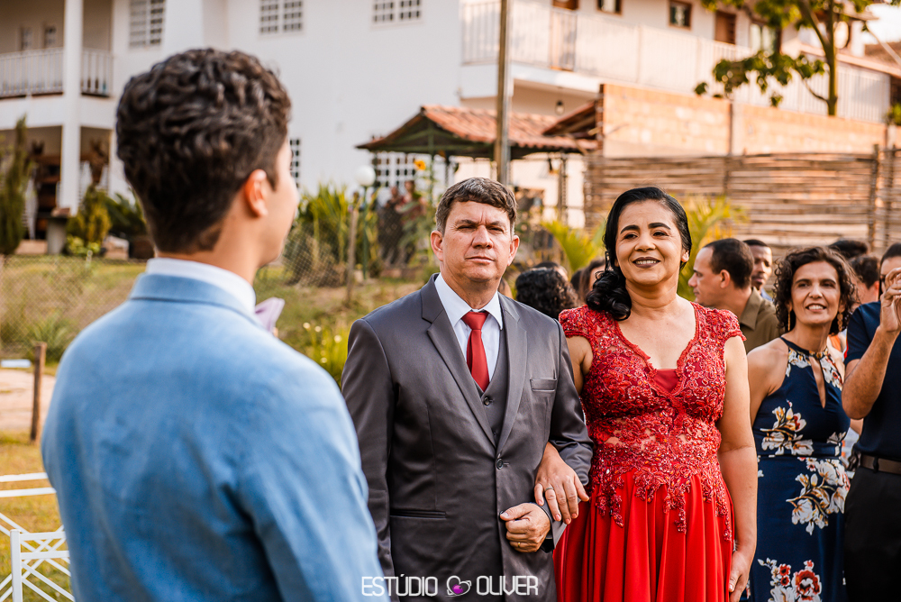 TERNO AZUL. MAKING OFF DO NOIVO, NOIVO , TERNO DE NOIVO, TERNO AZUL PARA NOIVO, TERNO CASAMENTO AO AR LIVRE, TERNO PARA CASAMENTO EM SITIO, GRAVATA BORBOLETA , NOIVO COM GRAVATA BORBOLETTA, ESTANCIA DA LAGOA, ESTUDIO OLIVER, FOTOGRAFO DE CASAMENTO, FOTOGR