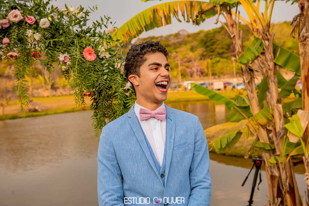 TERNO AZUL. MAKING OFF DO NOIVO, NOIVO , TERNO DE NOIVO, TERNO AZUL PARA NOIVO, TERNO CASAMENTO AO AR LIVRE, TERNO PARA CASAMENTO EM SITIO, GRAVATA BORBOLETA , NOIVO COM GRAVATA BORBOLETTA, ESTANCIA DA LAGOA, ESTUDIO OLIVER, FOTOGRAFO DE CASAMENTO, FOTOGR
