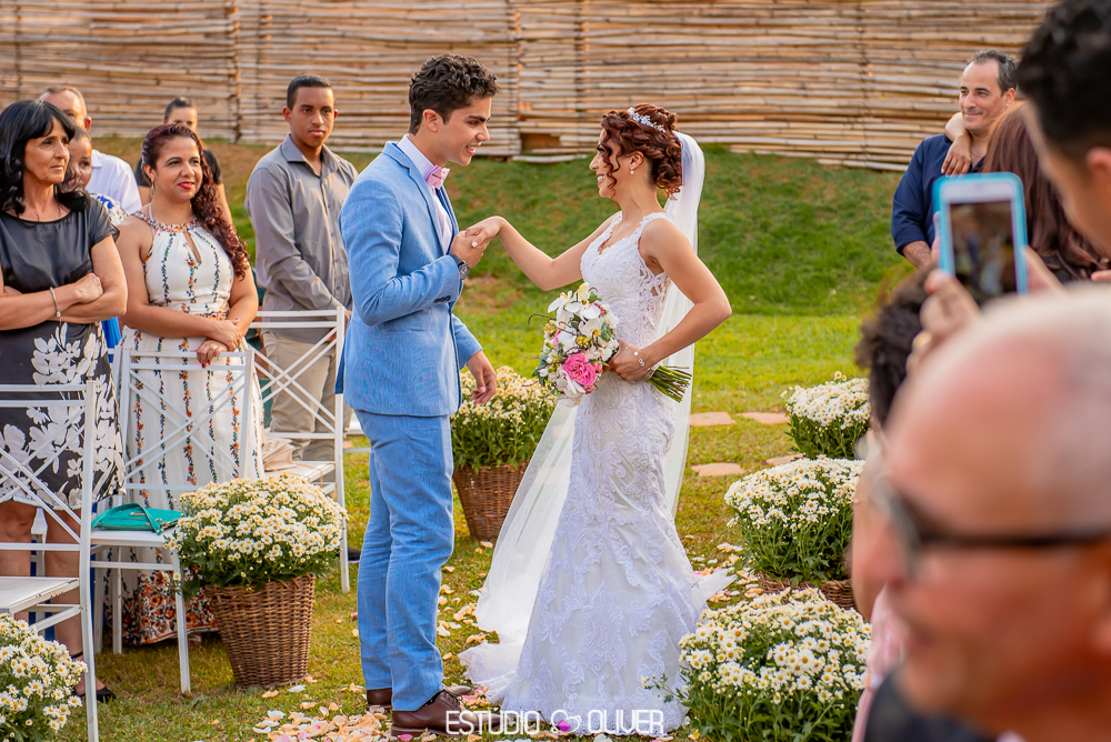 TERNO AZUL. MAKING OFF DO NOIVO, NOIVO , TERNO DE NOIVO, TERNO AZUL PARA NOIVO, TERNO CASAMENTO AO AR LIVRE, TERNO PARA CASAMENTO EM SITIO, GRAVATA BORBOLETA , NOIVO COM GRAVATA BORBOLETA, ESTANCIA DA LAGOA, ESTUDIO OLIVER, FOTOGRAFO DE CASAMENTO, FOTOGRA