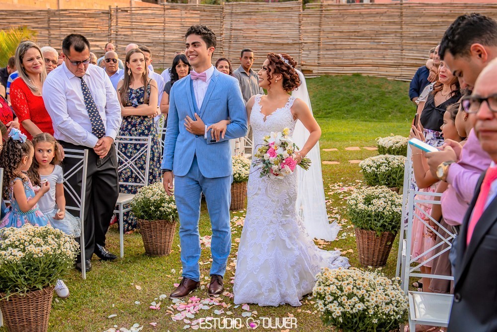 TERNO AZUL. MAKING OFF DO NOIVO, NOIVO , TERNO DE NOIVO, TERNO AZUL PARA NOIVO, TERNO CASAMENTO AO AR LIVRE, TERNO PARA CASAMENTO EM SITIO, GRAVATA BORBOLETA , NOIVO COM GRAVATA BORBOLETA, ESTANCIA DA LAGOA, ESTUDIO OLIVER, FOTOGRAFO DE CASAMENTO, FOTOGRA