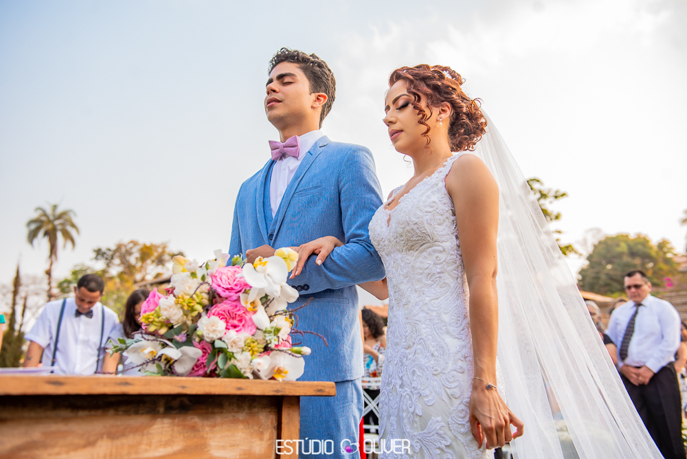 TERNO AZUL. MAKING OFF DO NOIVO, NOIVO , TERNO DE NOIVO, TERNO AZUL PARA NOIVO, TERNO CASAMENTO AO AR LIVRE, TERNO PARA CASAMENTO EM SITIO, GRAVATA BORBOLETA , NOIVO COM GRAVATA BORBOLETA, ESTANCIA DA LAGOA, ESTUDIO OLIVER, FOTOGRAFO DE CASAMENTO, FOTOGRA