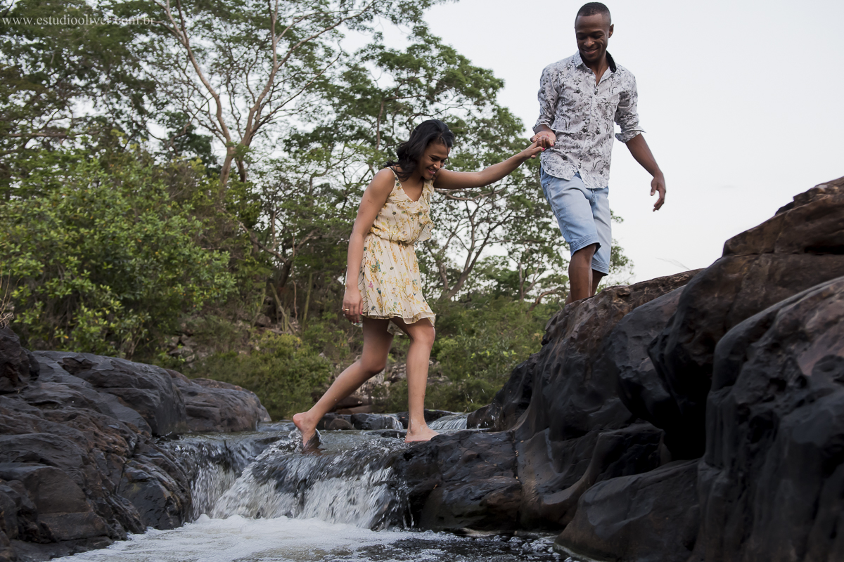 pre wedding, wedding, pre casamento, fotos de pre casamento, fotos de pre wedding, fotos de casamento na serra do cipo, casamento em  serra do cipo , fotos românticas,  fotos despojadas, fotos de casal, fotos em São francisco do Sul SC, sess&
