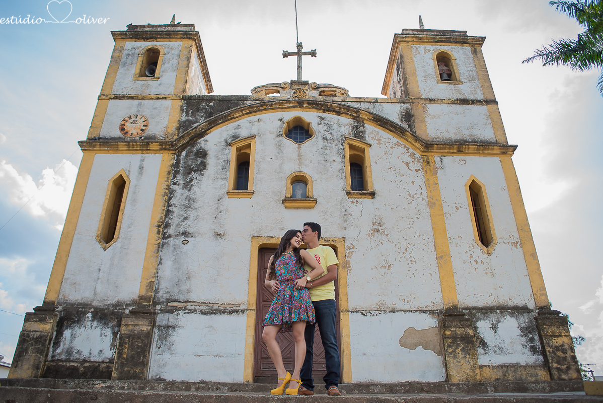 pre casamento cidade historica  flores casamento vestido branco noiva noivo amor carinho ensaio divertido ensaio em belo horizonte ensaio romântico