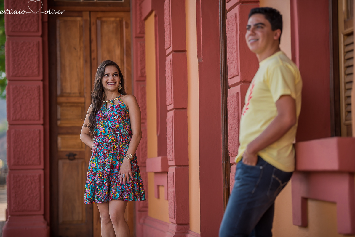 pre casamento cidade historica  flores casamento vestido branco noiva noivo amor carinho ensaio divertido ensaio em belo horizonte ensaio romântico