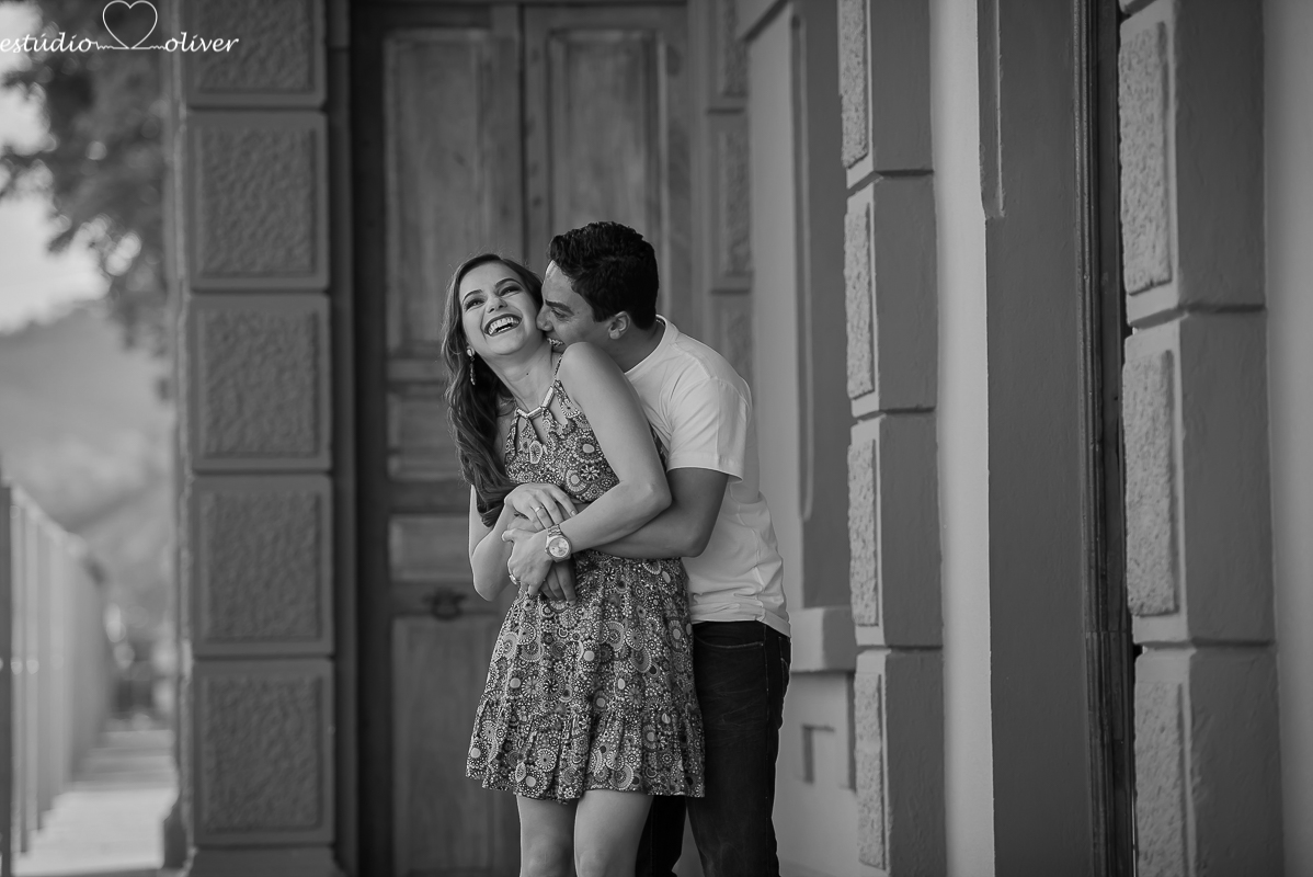 pre casamento cidade historica  flores casamento vestido branco noiva noivo amor carinho ensaio divertido ensaio em belo horizonte ensaio romântico