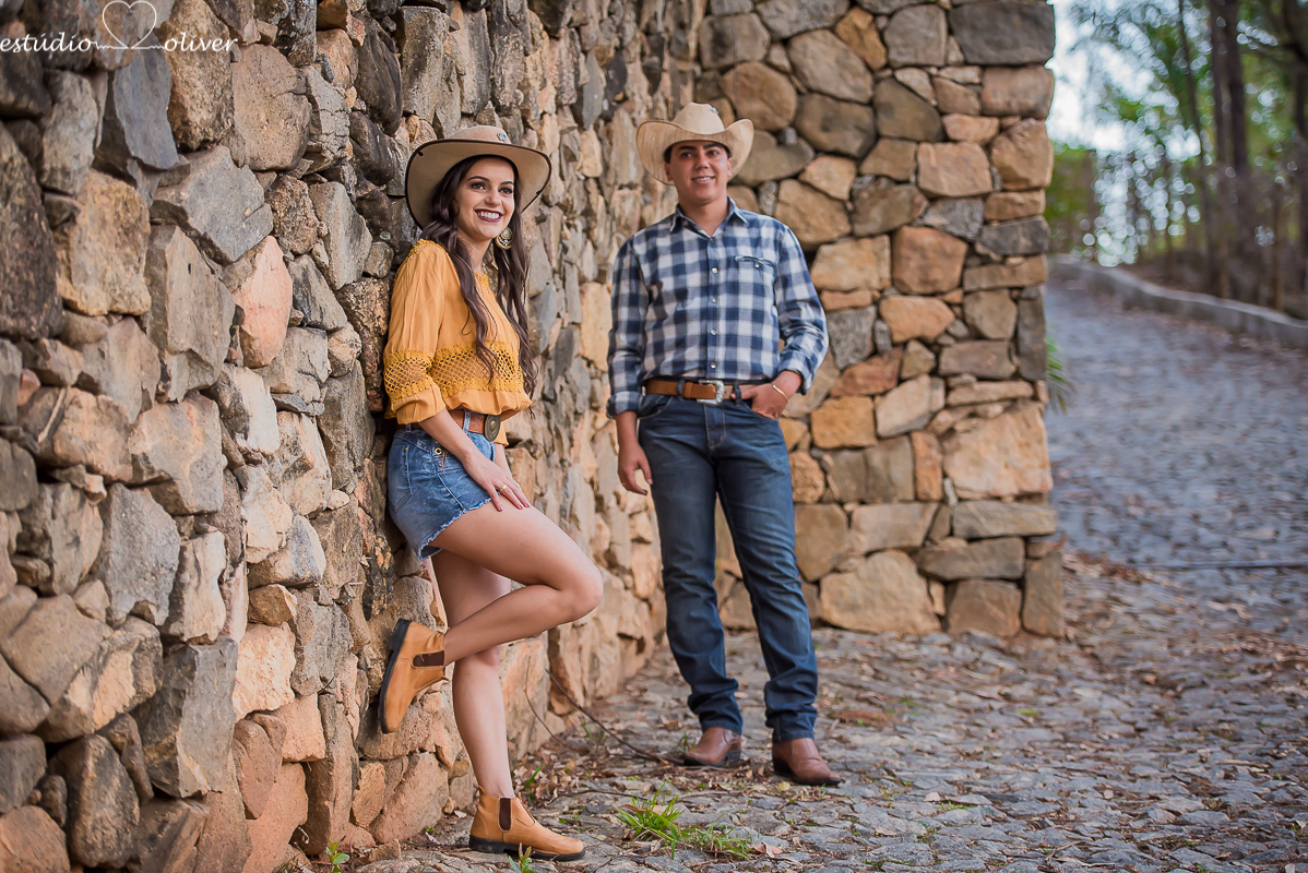 pre casamento cidade historica  flores casamento vestido branco noiva noivo amor carinho ensaio divertido ensaio em belo horizonte ensaio romântico