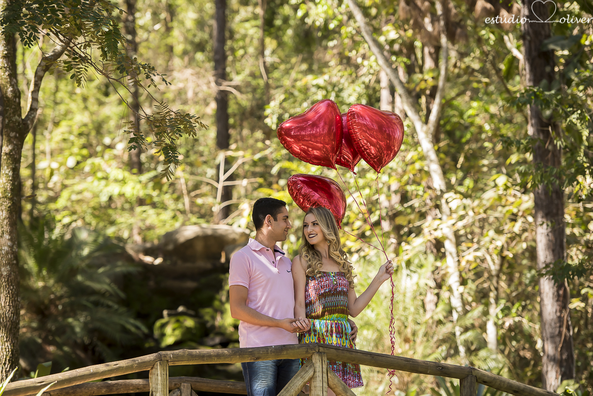 pre casamento noiva noivo balao estudio oliver vale verde foto divertida fotografo de belo horizonte foto externa foto romntica vestido branco data sorrisos espontaneos