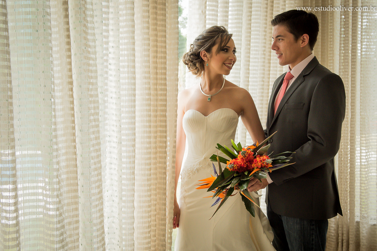 pos casamento,  fotos de pos casamento, fotos romantica, ,  buque branco, buque rosa brancas, vestido de noiva,  fotografia de noivos, fotos de noivas, os melhores fotografos de bh, os melhores fotografo de belo horizonte fotografo criativo, ensaio pos ca