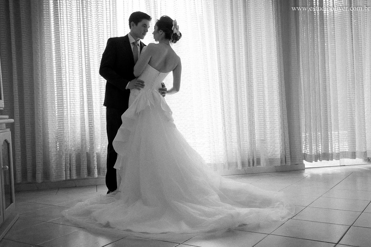 pos casamento,  fotos de pos casamento, fotos romantica, ,  buque branco, buque rosa brancas, vestido de noiva,  fotografia de noivos, fotos de noivas, os melhores fotografos de bh, os melhores fotografo de belo horizonte fotografo criativo, ensaio pos ca