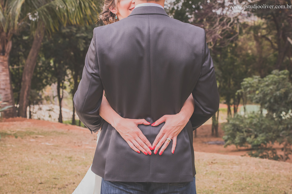 pos casamento,  fotos de pos casamento, fotos romantica, ,  buque branco, buque rosa brancas, vestido de noiva,  fotografia de noivos, fotos de noivas, os melhores fotografos de bh, os melhores fotografo de belo horizonte fotografo criativo, ensaio pos ca