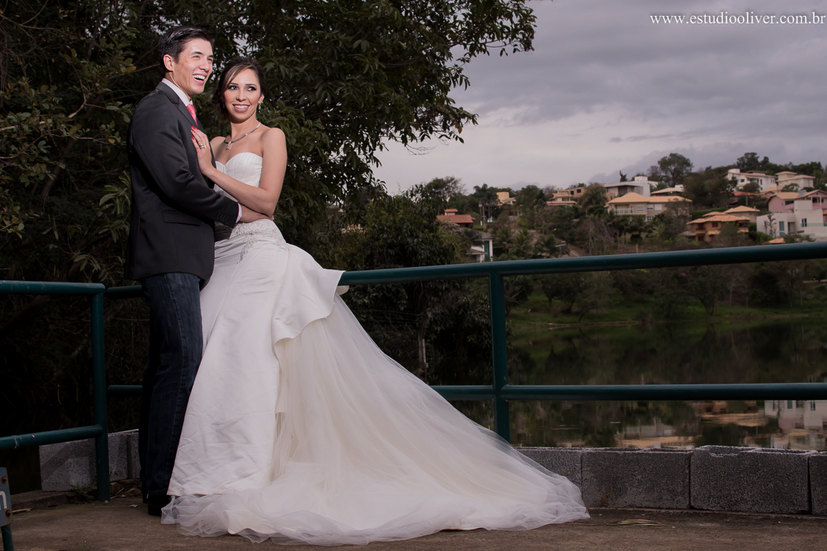 pos casamento,  fotos de pos casamento, fotos romantica, ,  buque branco, buque rosa brancas, vestido de noiva,  fotografia de noivos, fotos de noivas, os melhores fotografos de bh, os melhores fotografo de belo horizonte fotografo criativo, ensaio pos ca