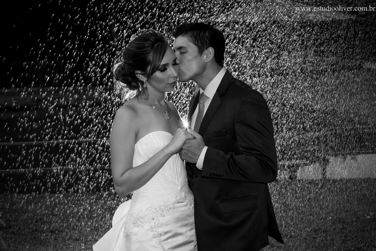 pos casamento,  fotos de pos casamento, fotos romantica, ,  buque branco, buque rosa brancas, vestido de noiva,  fotografia de noivos, fotos de noivas, os melhores fotografos de bh, os melhores fotografo de belo horizonte fotografo criativo, ensaio pos ca
