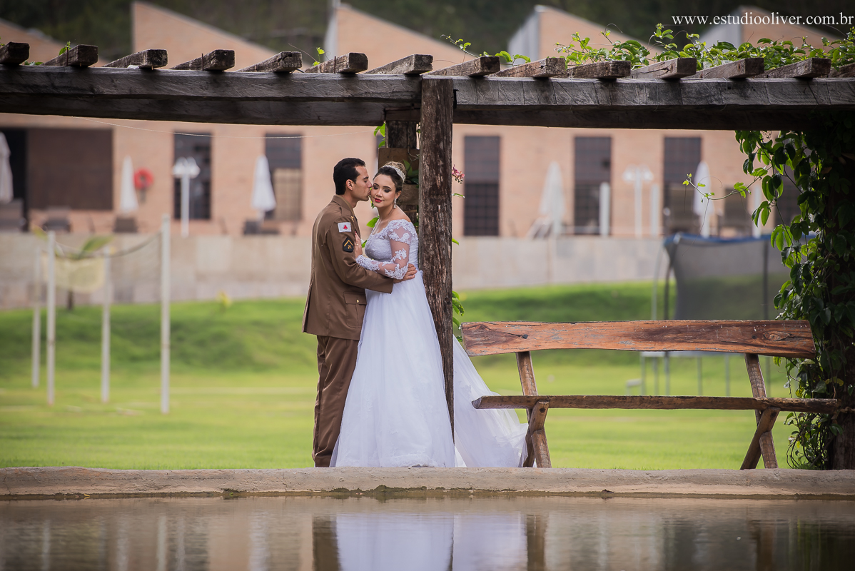 pos casamento,  fotos de pos casamento, fotos romantica, ,  buque branco, buque rosa brancas, vestido de noiva,  fotografia de noivos, fotos de noivas, os melhores fotografos de bh, os melhores fotografo de belo horizonte fotografo criativo, ensaio pos ca