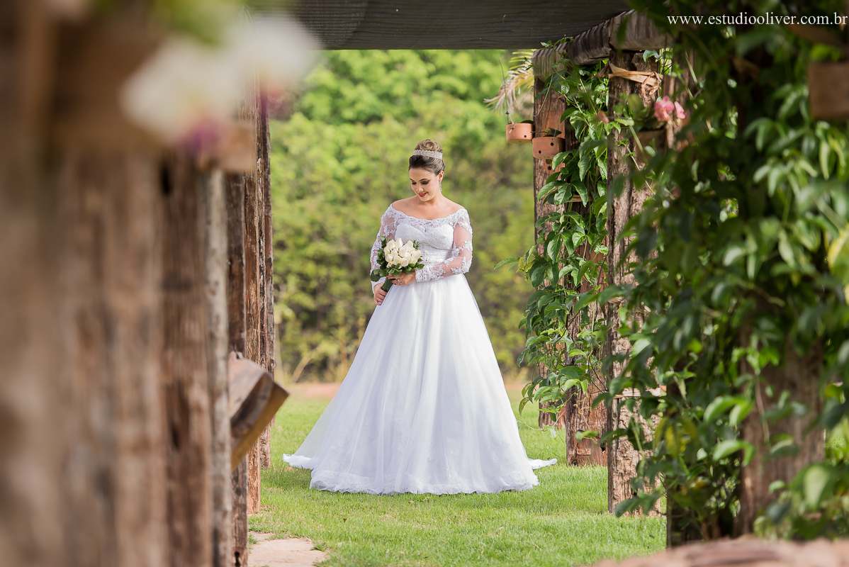 pos casamento,  fotos de pos casamento, fotos romantica, ,  buque branco, buque rosa brancas, vestido de noiva,  fotografia de noivos, fotos de noivas, os melhores fotografos de bh, os melhores fotografo de belo horizonte fotografo criativo, ensaio pos ca