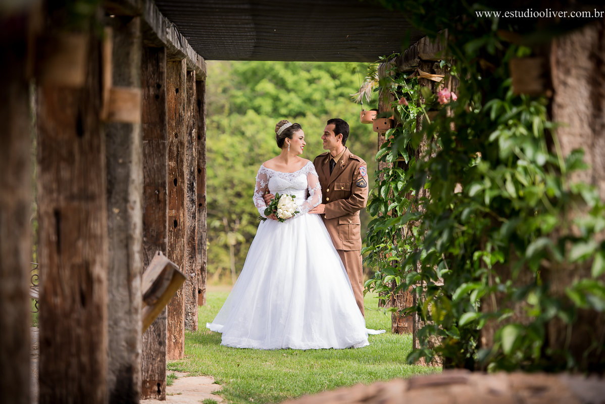 pos casamento,  fotos de pos casamento, fotos romantica, ,  buque branco, buque rosa brancas, vestido de noiva,  fotografia de noivos, fotos de noivas, os melhores fotografos de bh, os melhores fotografo de belo horizonte fotografo criativo, ensaio pos ca