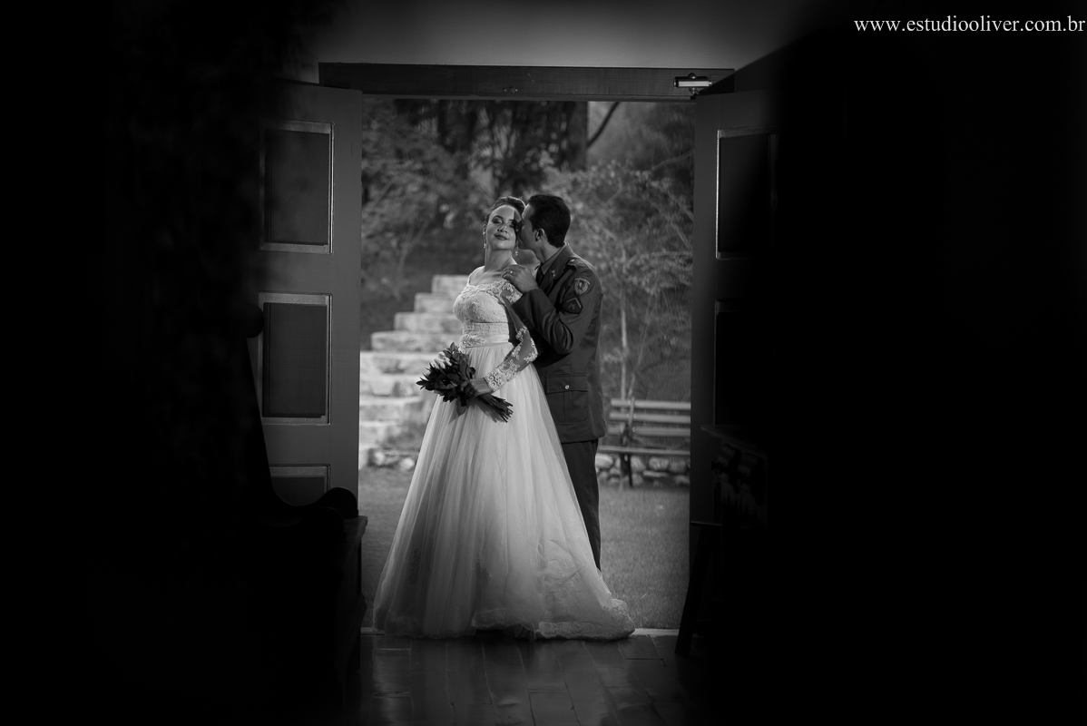 pos casamento,  fotos de pos casamento, fotos romantica, ,  buque branco, buque rosa brancas, vestido de noiva,  fotografia de noivos, fotos de noivas, os melhores fotografos de bh, os melhores fotografo de belo horizonte fotografo criativo, ensaio pos ca