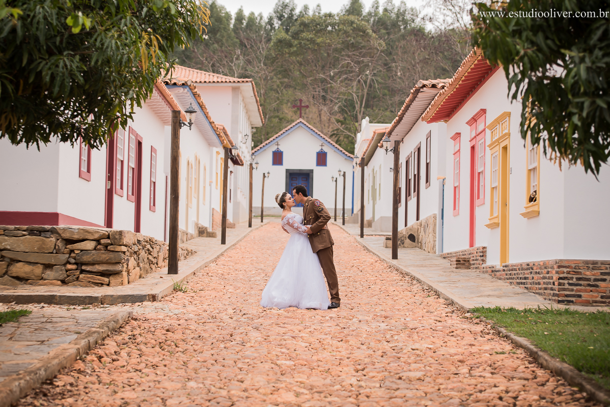 pos casamento,  fotos de pos casamento, fotos romantica, ,  buque branco, buque rosa brancas, vestido de noiva,  fotografia de noivos, fotos de noivas, os melhores fotografos de bh, os melhores fotografo de belo horizonte fotografo criativo, ensaio pos ca