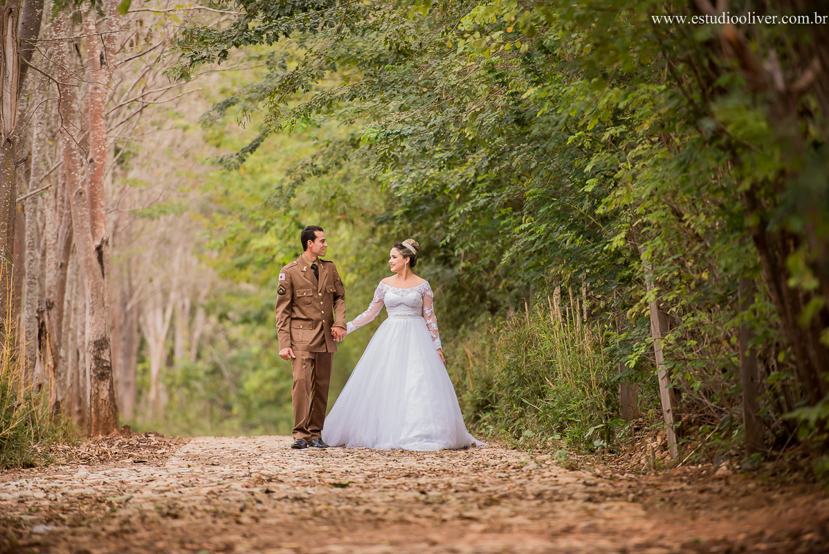 pos casamento,  fotos de pos casamento, fotos romantica, ,  buque branco, buque rosa brancas, vestido de noiva,  fotografia de noivos, fotos de noivas, os melhores fotografos de bh, os melhores fotografo de belo horizonte fotografo criativo, ensaio pos ca