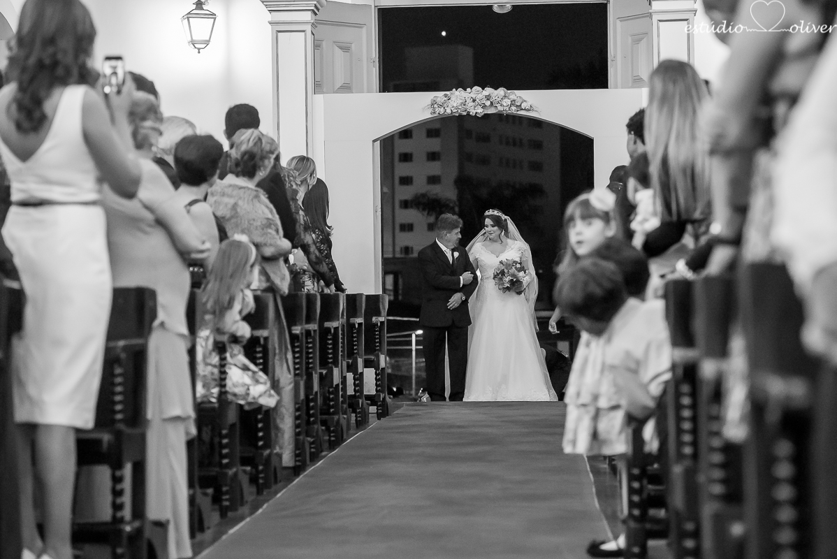 casamento em sete lagoas, noiva entrando na igreja, noiva e pai da noiva