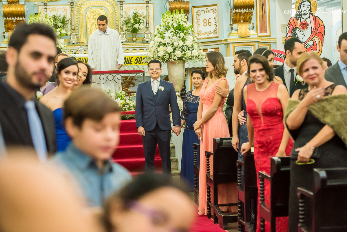 noivo esperando a noiva no altar, casamento em sete lagoa