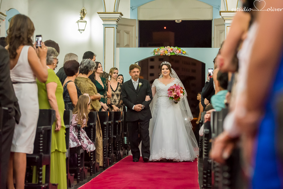 casamento em sete lagoas, noiva entrando na igreja, noiva e pai da noivacasamento em sete lagoas, noiva entrando na igreja, noiva e pai da noiva