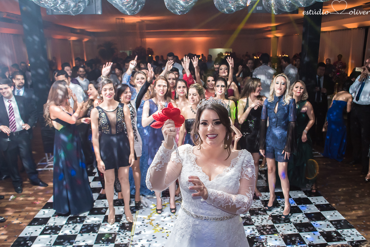 Noiva jogando o buque, buque de noiva