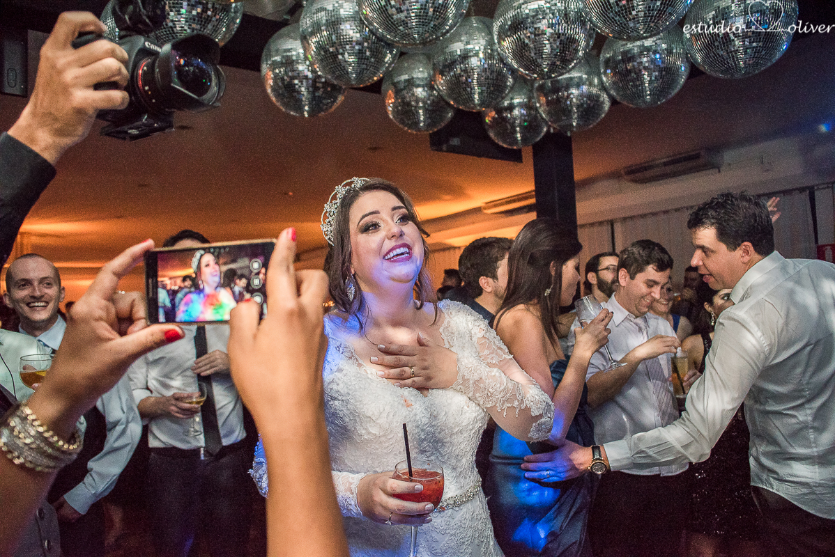 noivo canta para noiva em casamento, casamento em sete lagoa